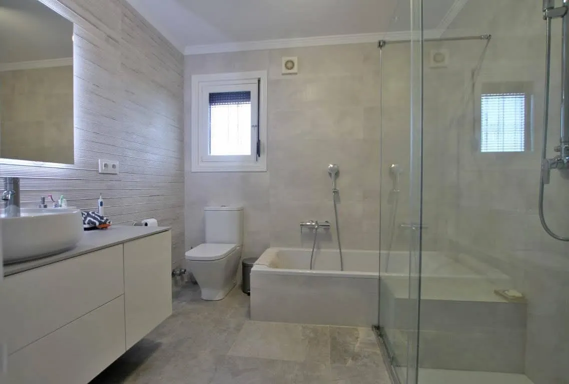 En-suite bathroom, master bedroom